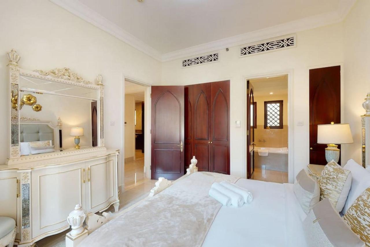 Al Tajer, Core C, Souk Al Bahar - Charming Two Bedroom Daire