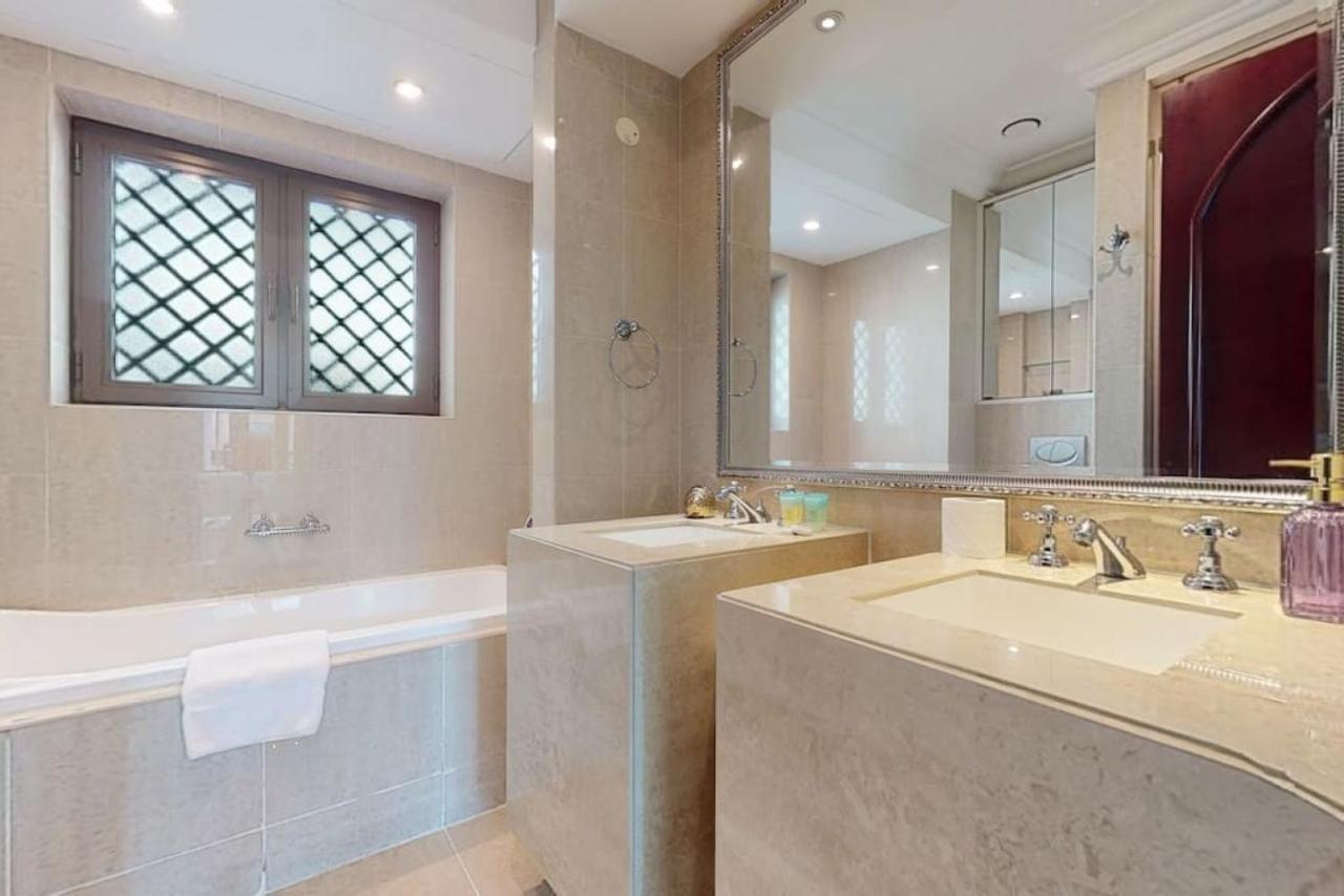 Daire Al Tajer, Core C, Souk Al Bahar - Charming Two Bedroom *