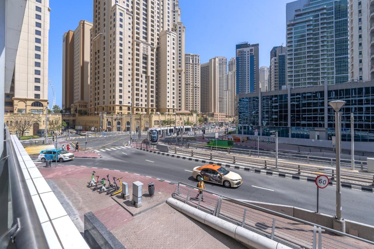 Sleek In Dubai's Vibrant Jbr Neighborhood *