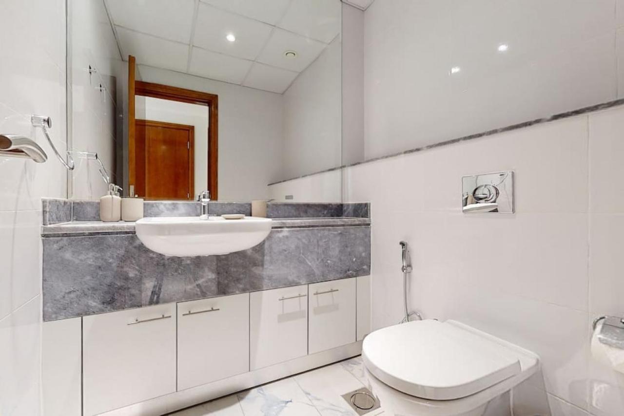 Meera Tower - Sleek One Bedroom *