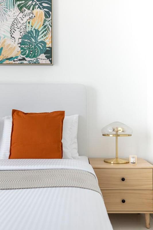 Frank Porter - Paramount Midtown Apartment