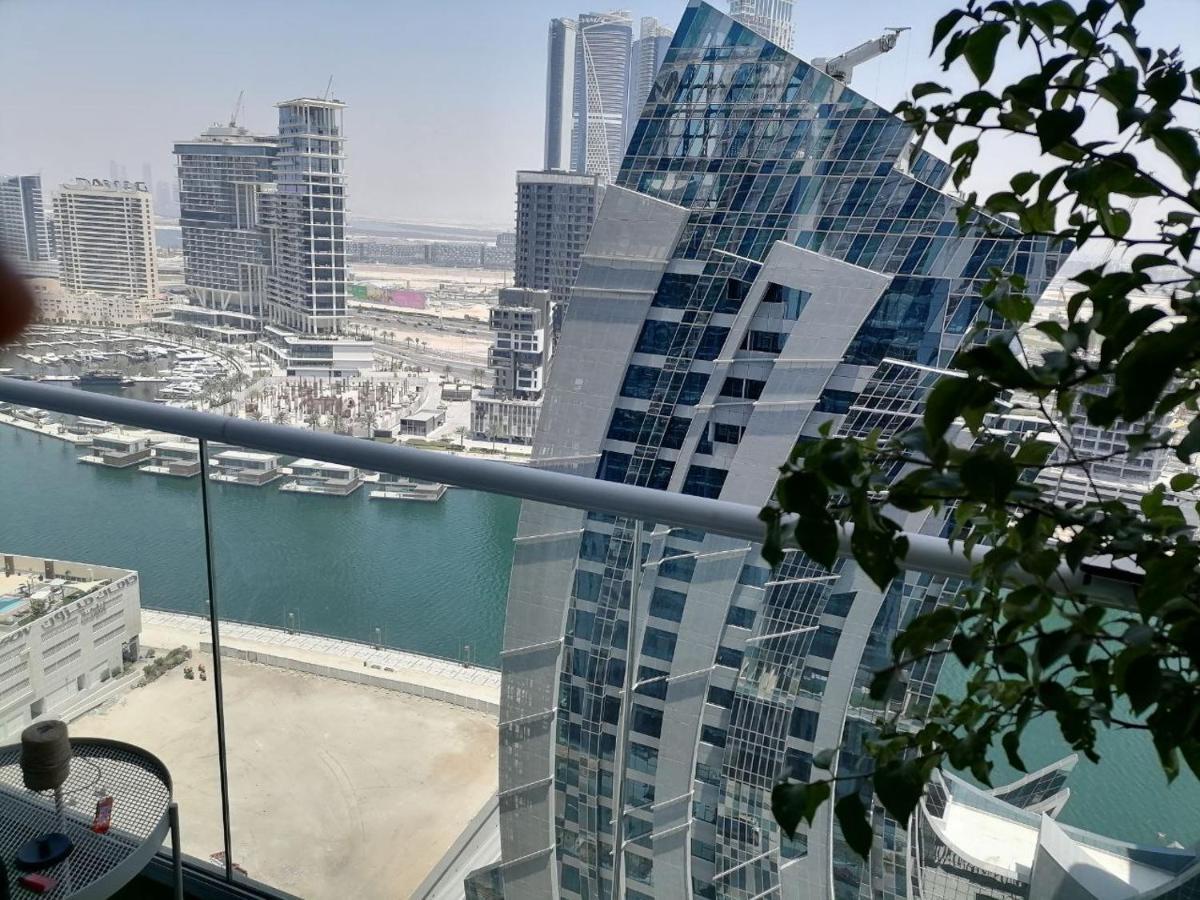 Apartment Downtown. Canal View From The Charming Terrace Dubai