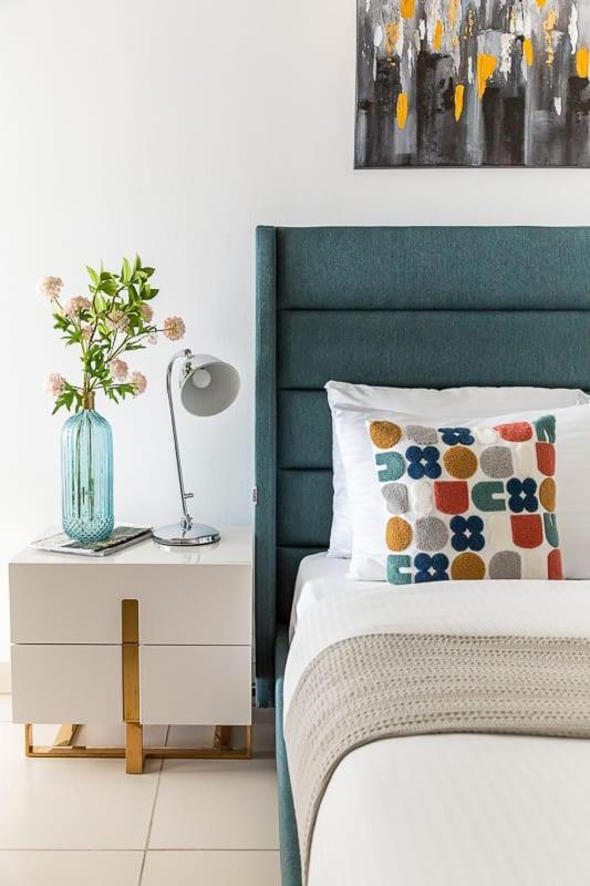 Frank Porter - The Lofts Apartment Dubai