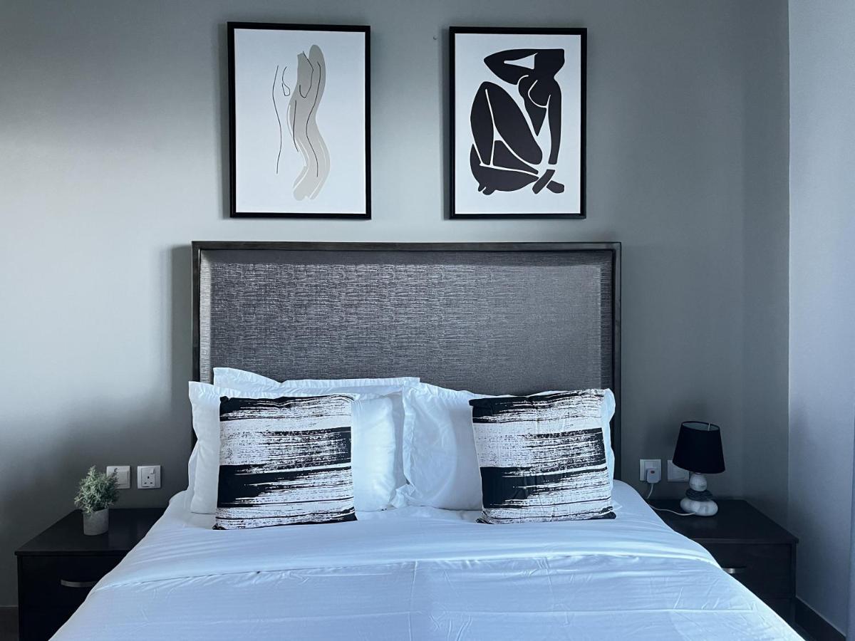 Daire 2 Bedroom Burj Khalifa View With Large Private Terrace Dubai