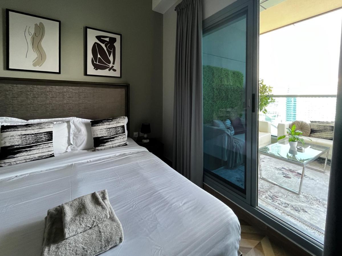 Daire 2 Bedroom Burj Khalifa View With Large Private Terrace *