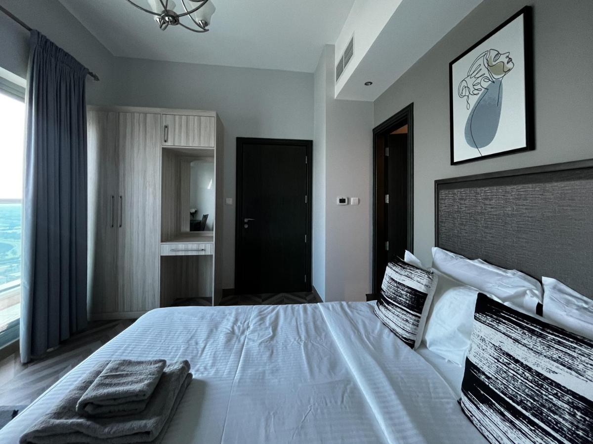 Daire 2 Bedroom Burj Khalifa View With Large Private Terrace Dubai