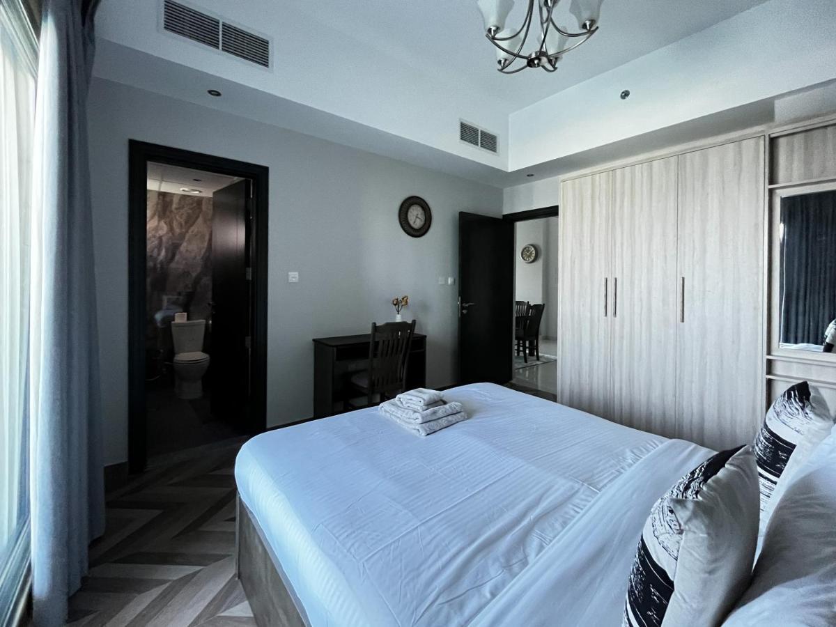 Daire 2 Bedroom Burj Khalifa View With Large Private Terrace *
