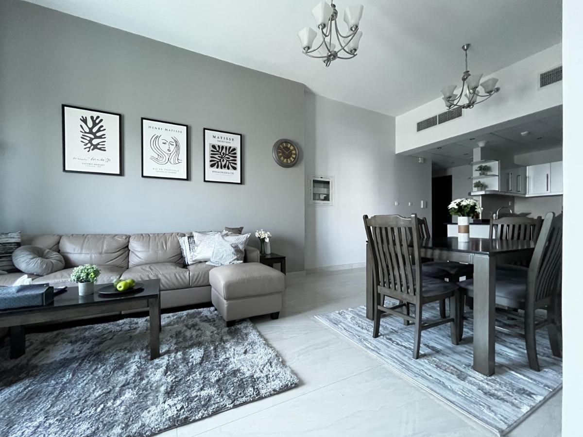 2 Bedroom Burj Khalifa View With Large Private Terrace Daire