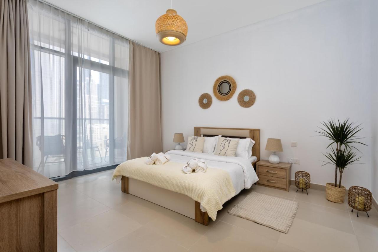 Waves - Chic With Skyline Views Apartment