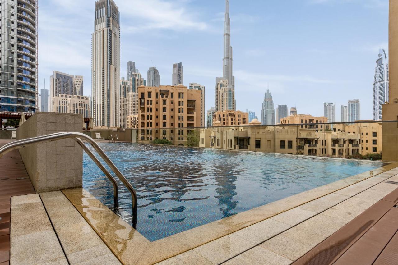 Waves - Chic With Skyline Views