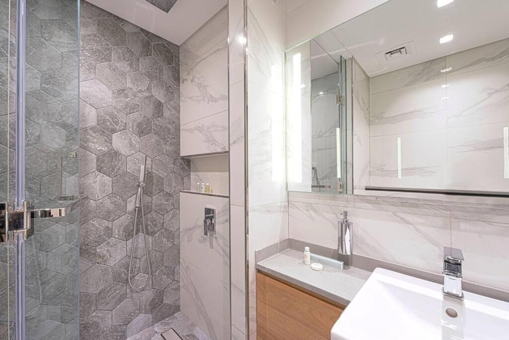 Daire Exquisite 1-br At Mag 318 In Business Bay *