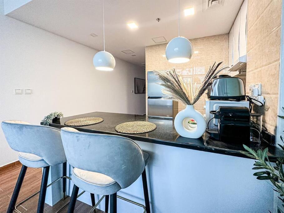 Trophy - Urban Oasis Apartment *