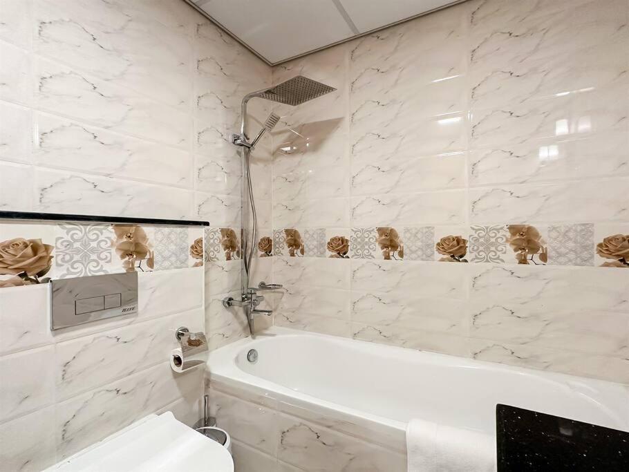 Trophy - Urban Oasis Apartment