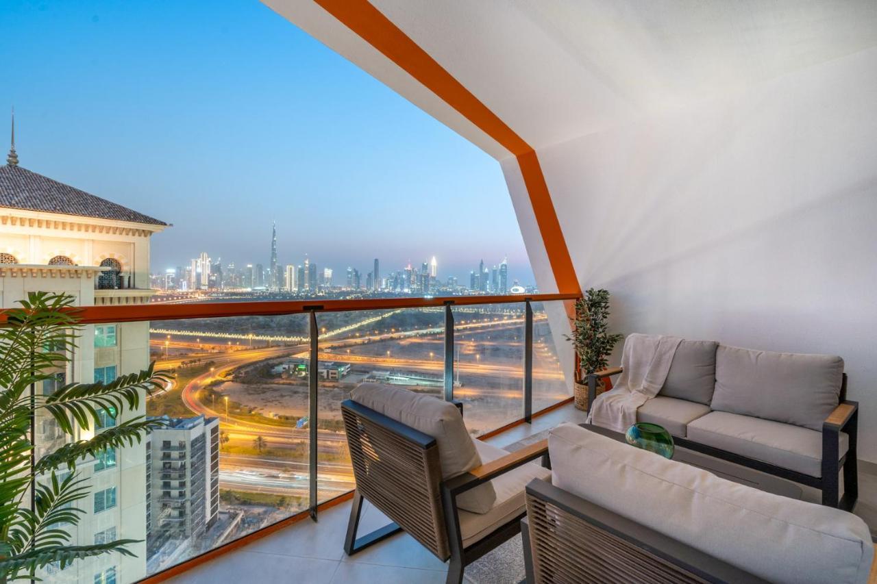 With Skyline View Pool & Gym Access *