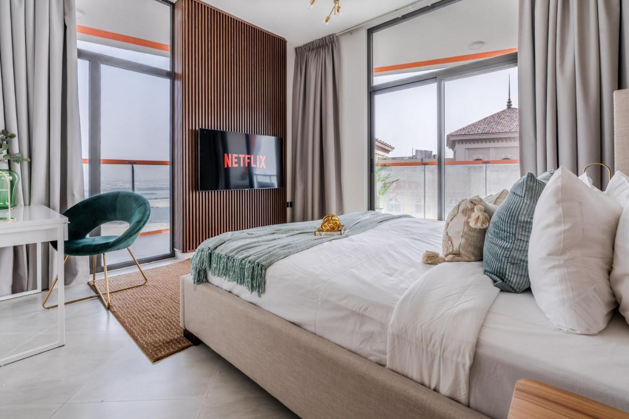 With Skyline View Pool & Gym Access Apartment *