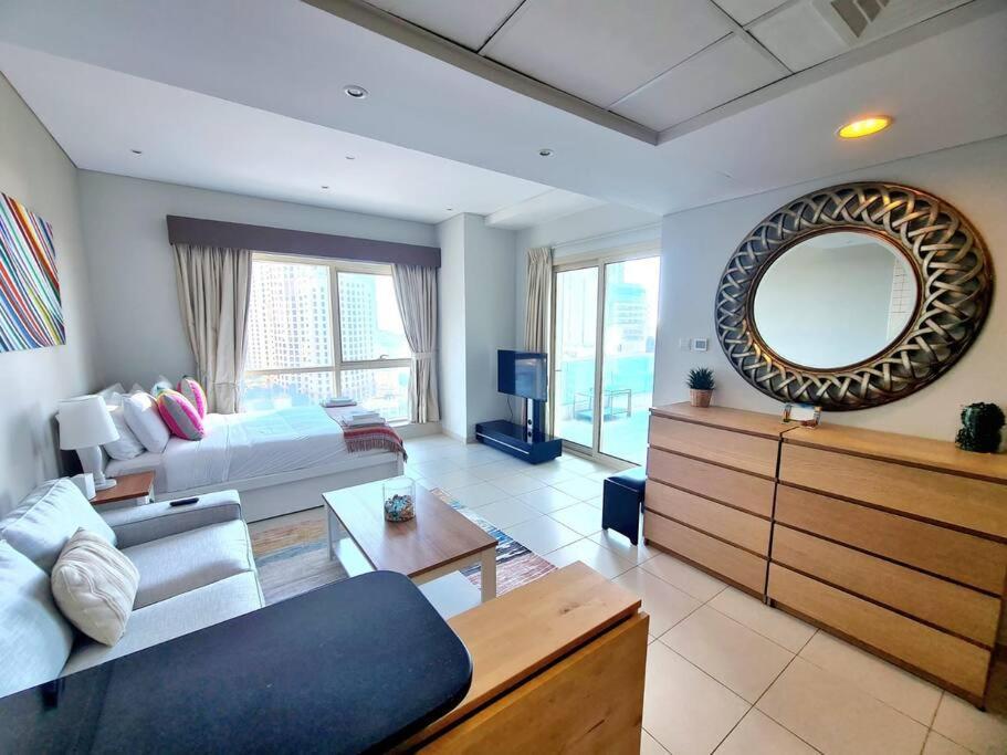 Sunrise Homes - With Huge Balcony & Amazing View Near Jbr Apartment