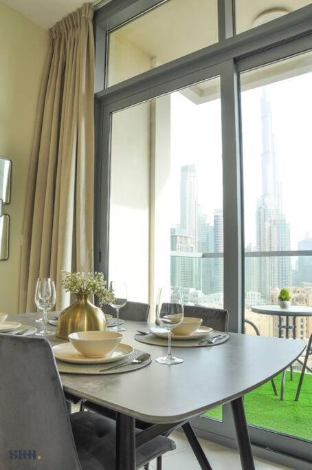 Lovely 2 Bedroom W/burj Khalifa View! Holiday home *