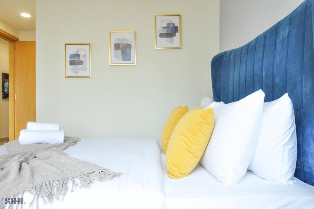 Lovely 2 Bedroom W/burj Khalifa View! Holiday home *
