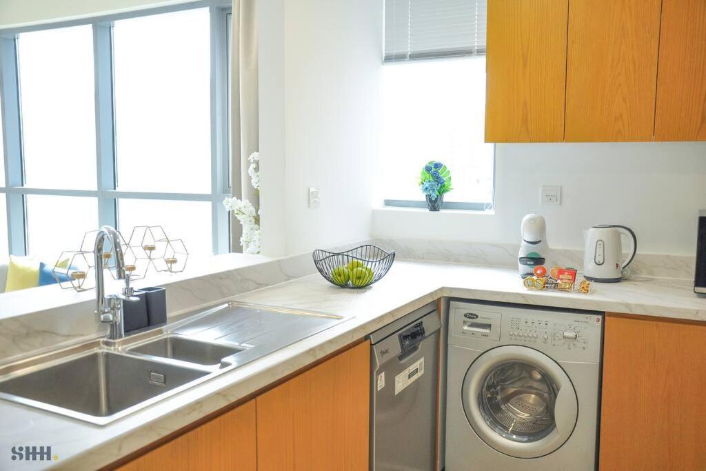 Lovely 2 Bedroom W/burj Khalifa View! Holiday home *