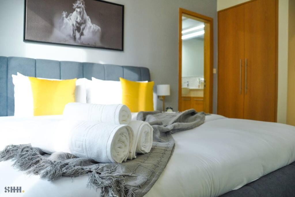 Lovely 2 Bedroom W/burj Khalifa View! Dubai