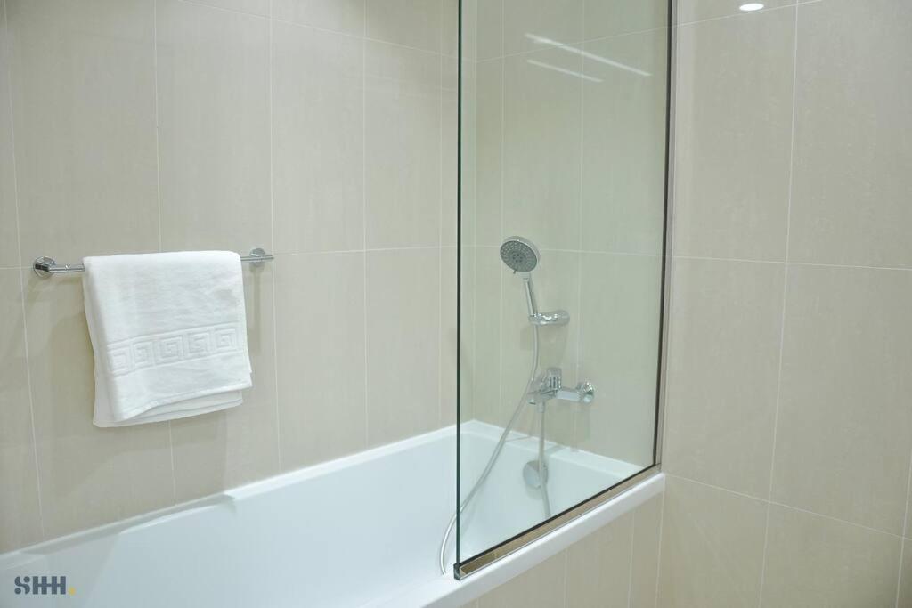 Lovely 2 Bedroom W/burj Khalifa View! Dubai