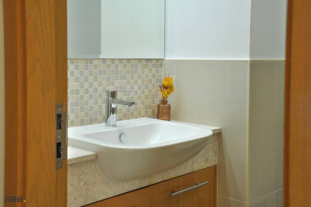 Lovely 2 Bedroom W/burj Khalifa View! Holiday home *