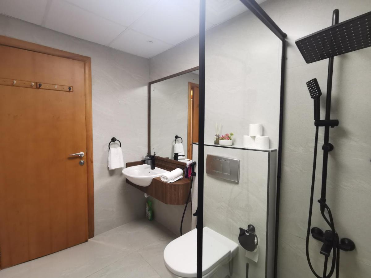 1 Bedroom Renovated In Marina Diamond 3 Close To Tram And Metro *