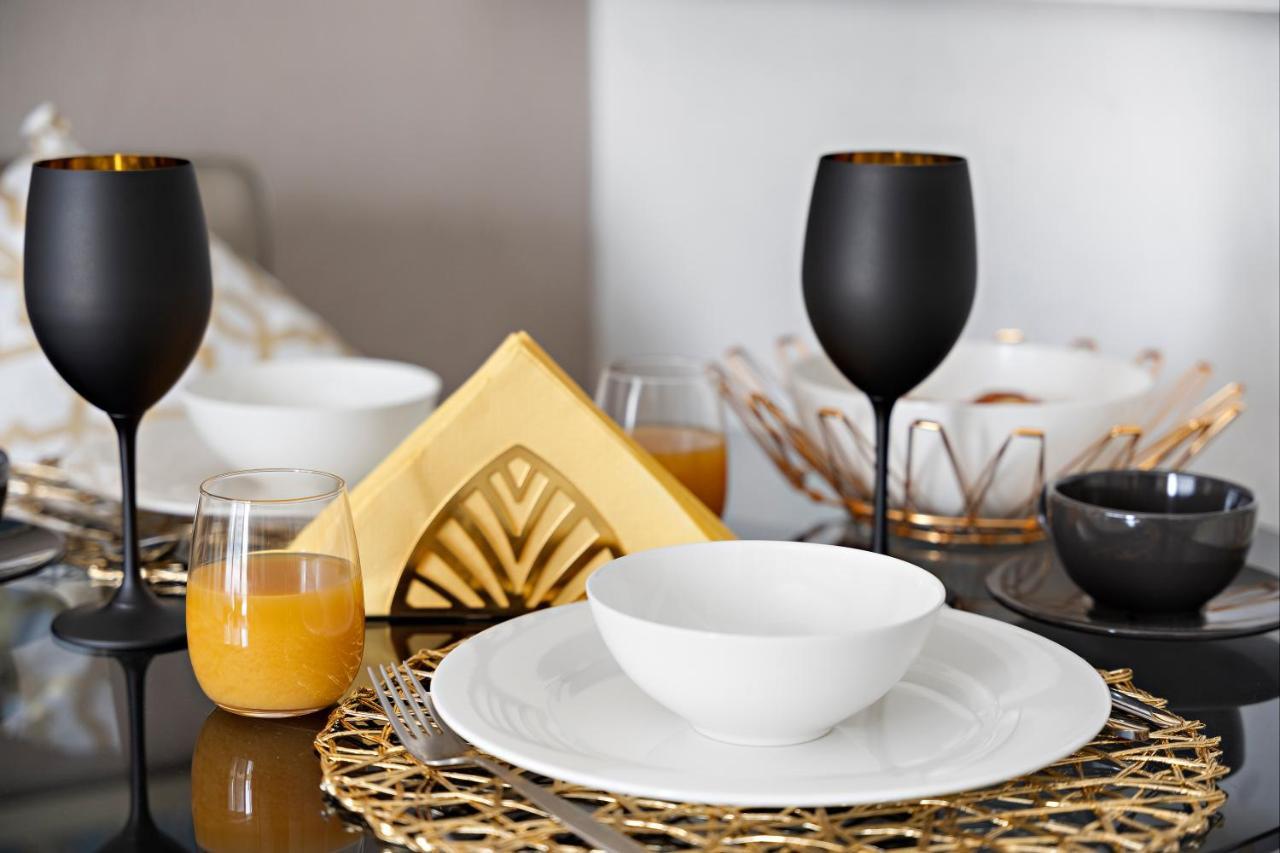 Daire Luxe 1br Sleeps 4, Near Burj Khalifa And Mall With Pool And Free Parking Dubai