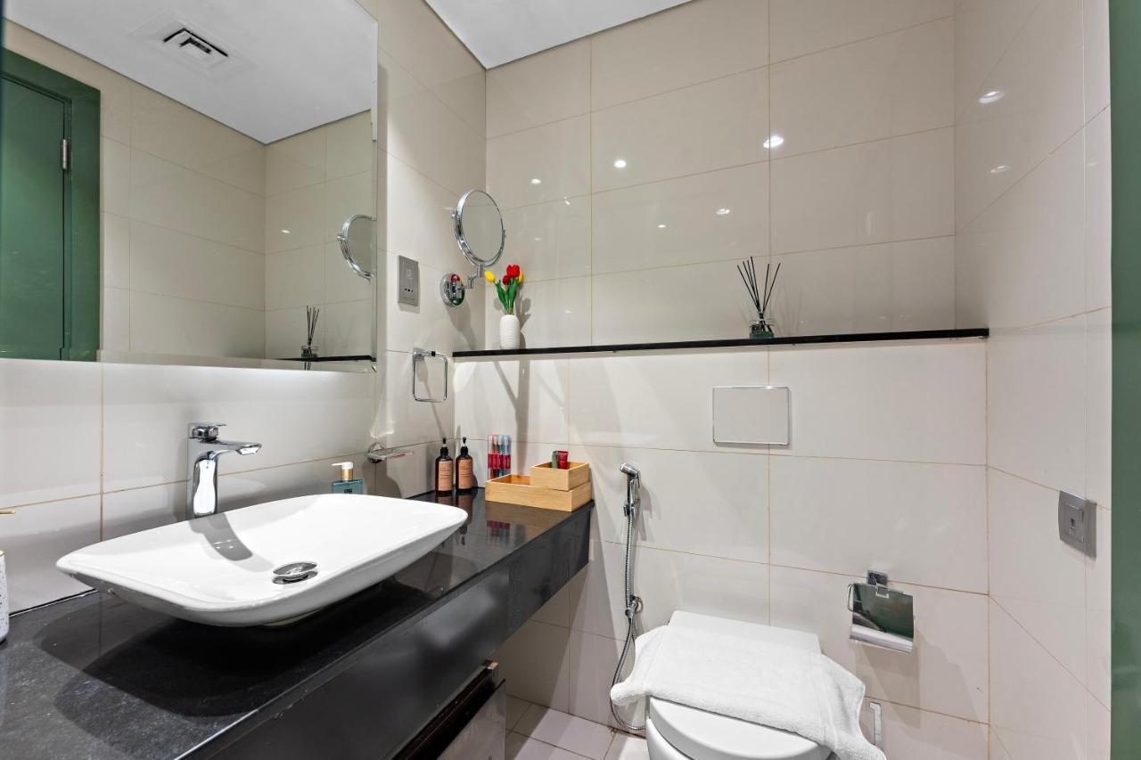 Daire Luxe 1br Sleeps 4, Near Burj Khalifa And Mall With Pool And Free Parking *