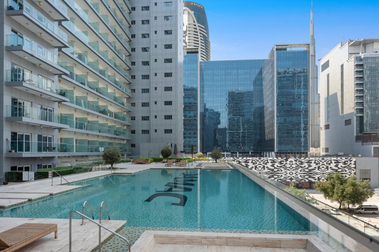 Daire Luxe 1br Sleeps 4, Near Burj Khalifa And Mall With Pool And Free Parking Dubai