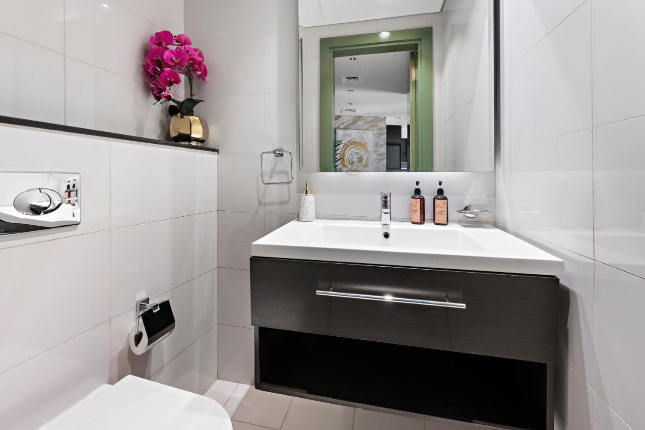 Daire Luxe 1br Sleeps 4, Near Burj Khalifa And Mall With Pool And Free Parking
