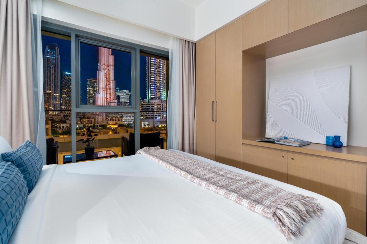 Apartment Full Burj Khalifa Views / 5 Min Walk From Mall / Designer Choice / 6 People / New Building
