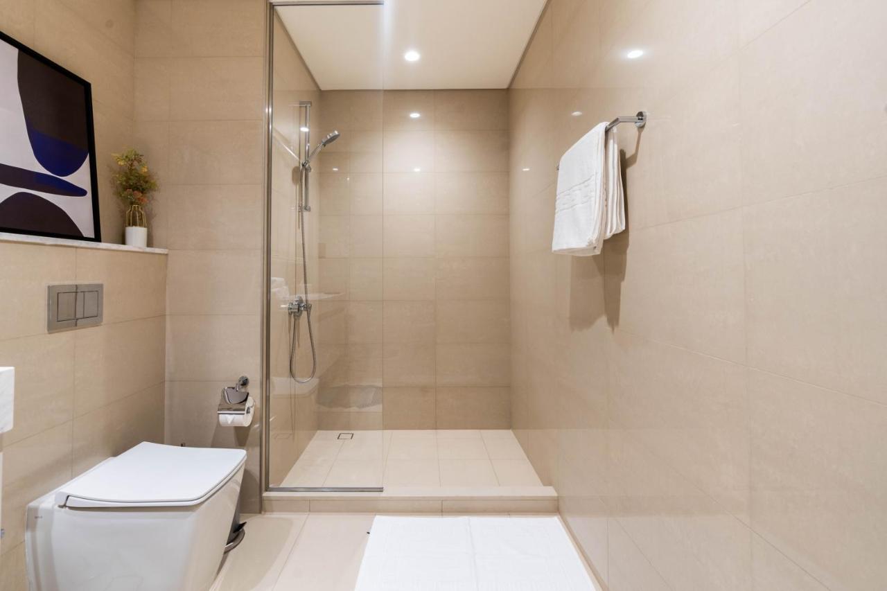 Full Burj Khalifa Views / 5 Min Walk From Mall / Designer Choice / 6 People / New Building Apartment *