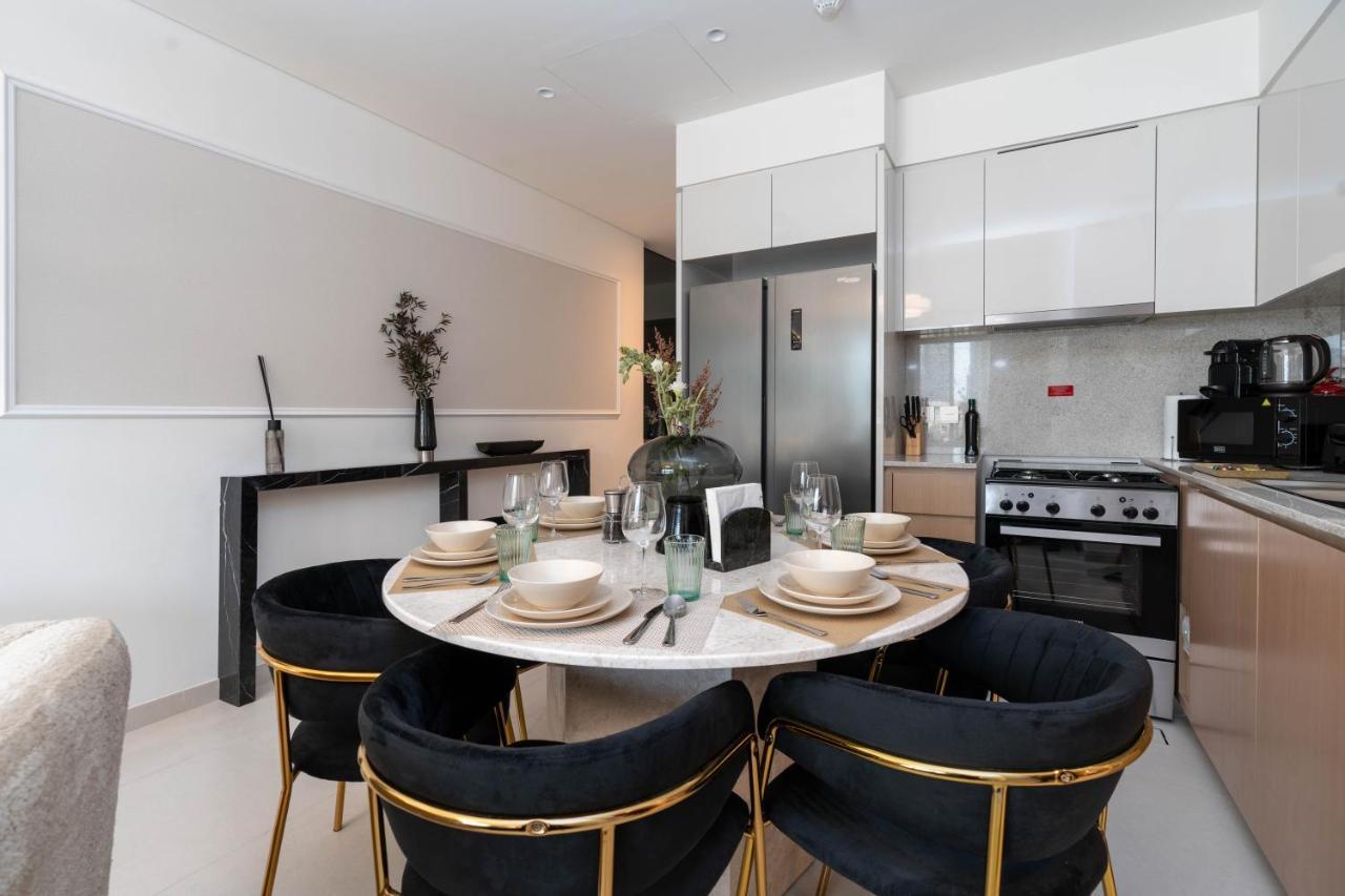 Full Burj Khalifa Views / 5 Min Walk From Mall / Designer Choice / 6 People / New Building *