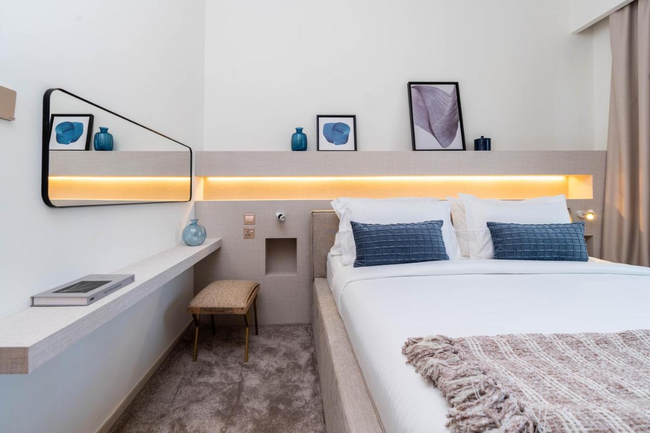 Full Burj Khalifa Views / 5 Min Walk From Mall / Designer Choice / 6 People / New Building Apartment Dubai
