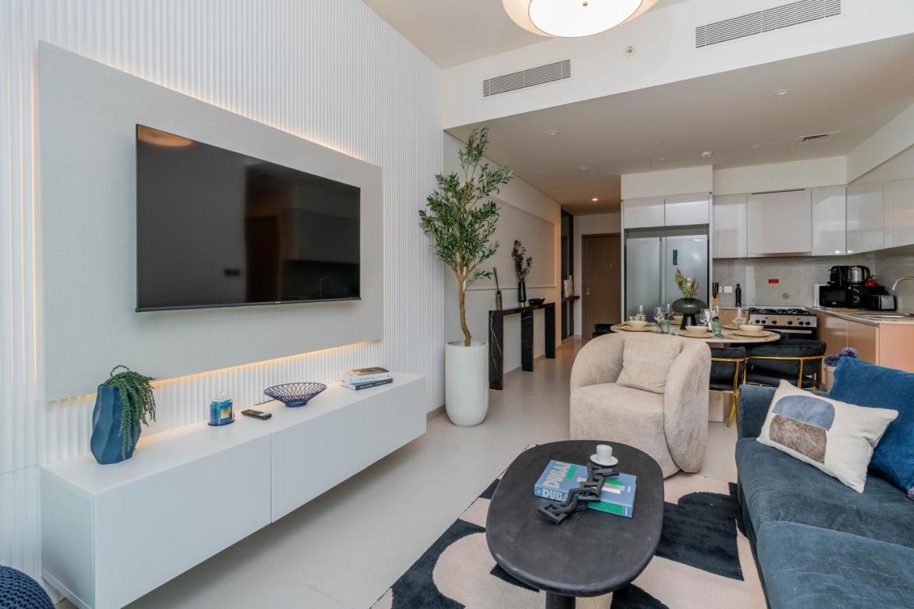 Apartment Full Burj Khalifa Views / 5 Min Walk From Mall / Designer Choice / 6 People / New Building