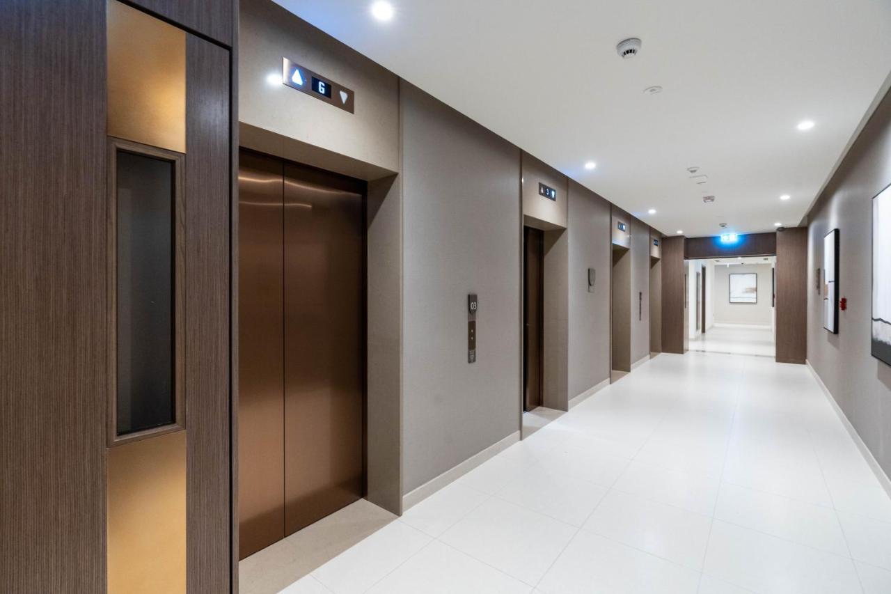 Full Burj Khalifa Views / 5 Min Walk From Mall / Designer Choice / 6 People / New Building