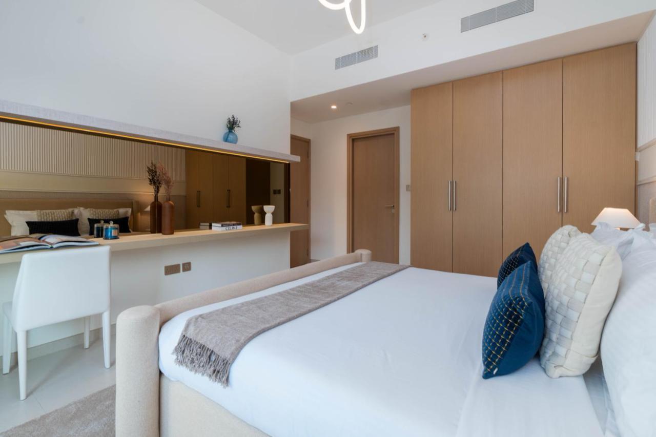 Full Burj Khalifa Views / 5 Min Walk From Mall / Designer Choice / 6 People / New Building Apartment
