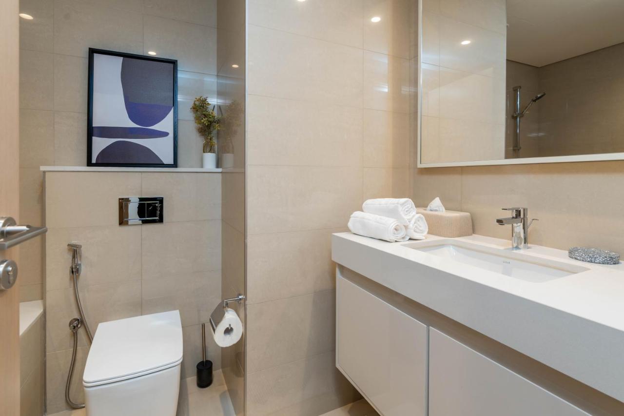 Full Burj Khalifa Views / 5 Min Walk From Mall / Designer Choice / 6 People / New Building Apartment Dubai