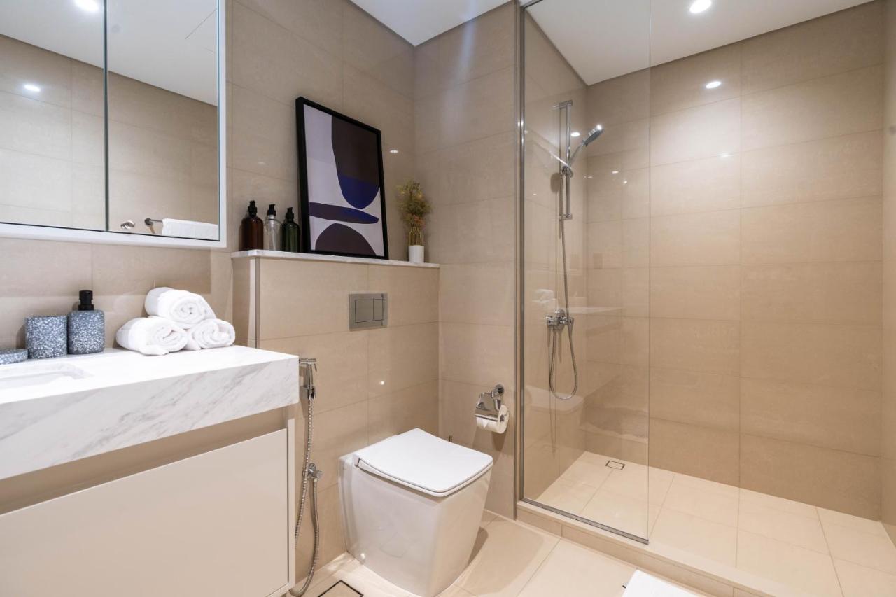 Full Burj Khalifa Views / 5 Min Walk From Mall / Designer Choice / 6 People / New Building Dubai
