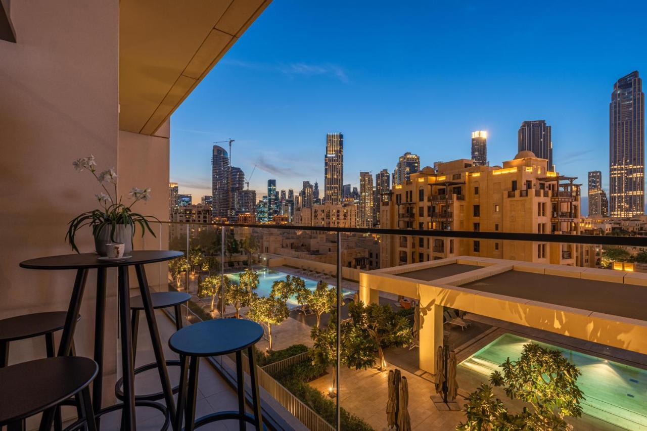 Full Burj Khalifa Views / 5 Min Walk From Mall / Designer Choice / 6 People / New Building Apartment *