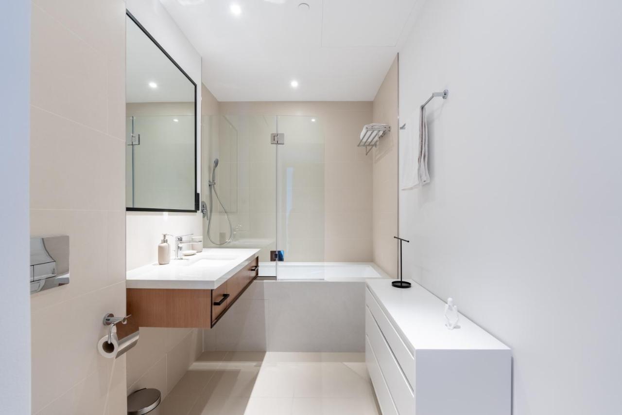 Luxe Nautical Style 2 Bd In Vida Yacht Club Dubai
