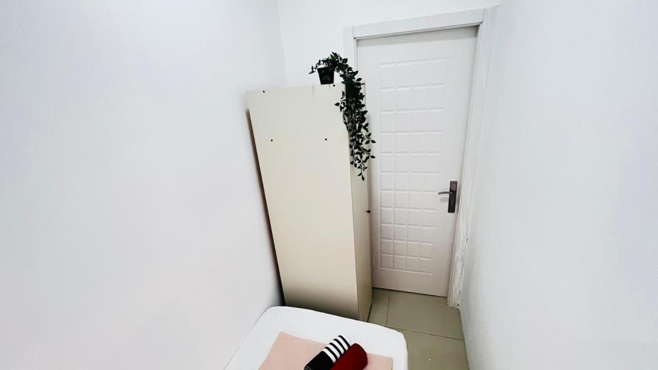 Brand New Private Partition Near Moe Metro Homestay *