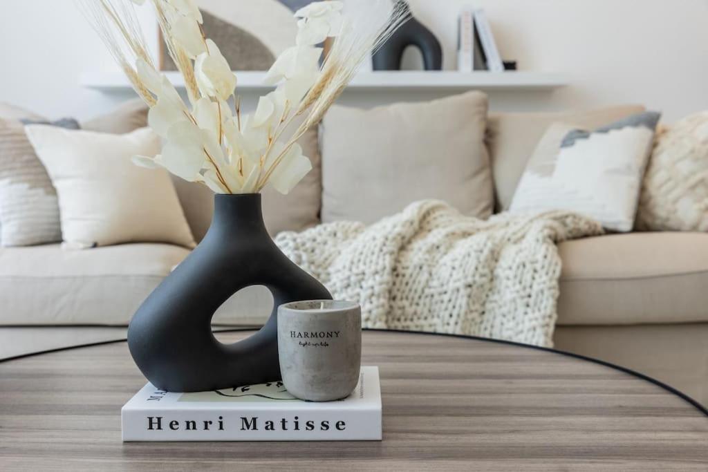 Higuests - Step Into Heaven In Lakeside Apartamento Dubai