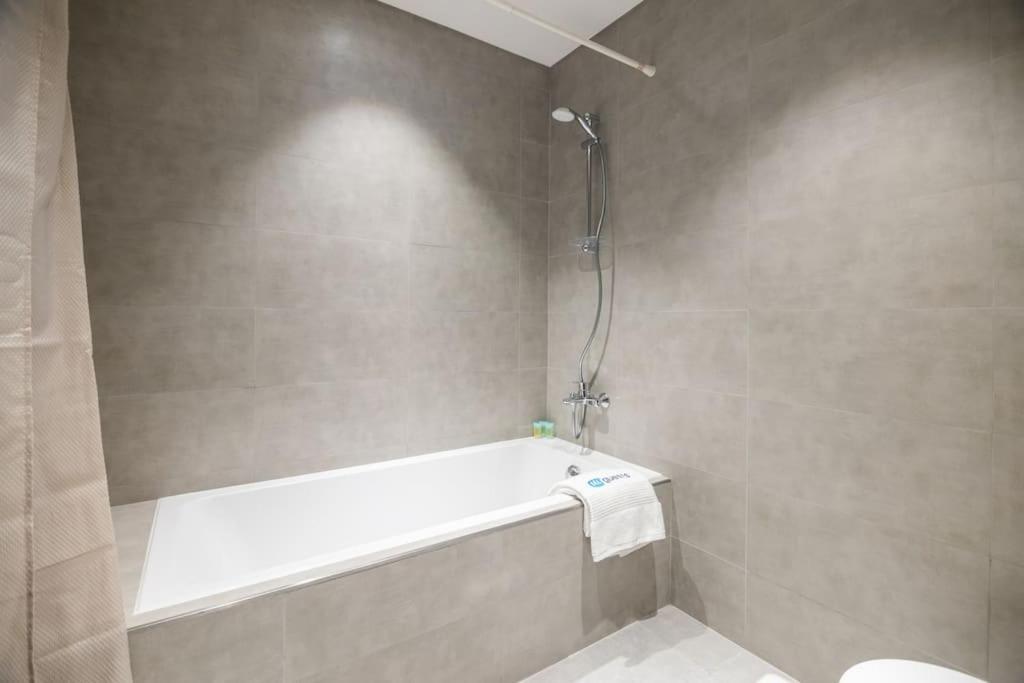 Higuests - Step Into Heaven In Lakeside Apartamento Dubai