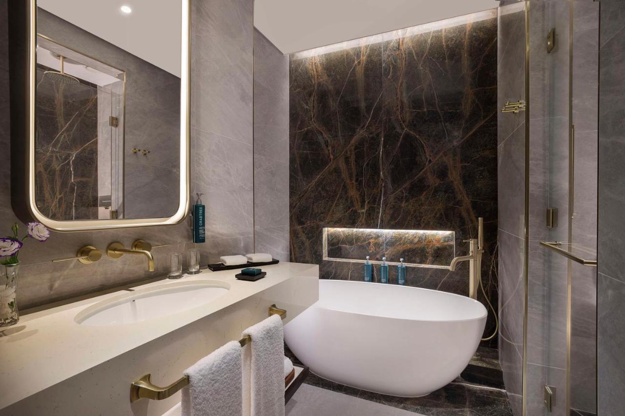 Hotel Embassy By Hilton Business Bay 5*