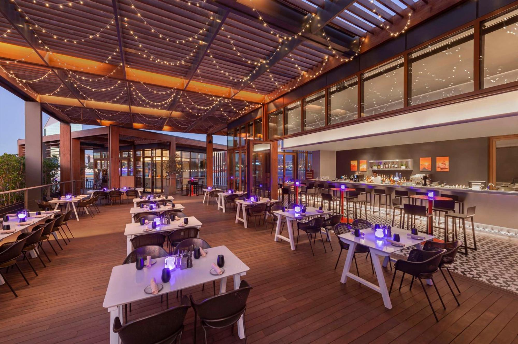Canopy By Hilton Al Seef 4*