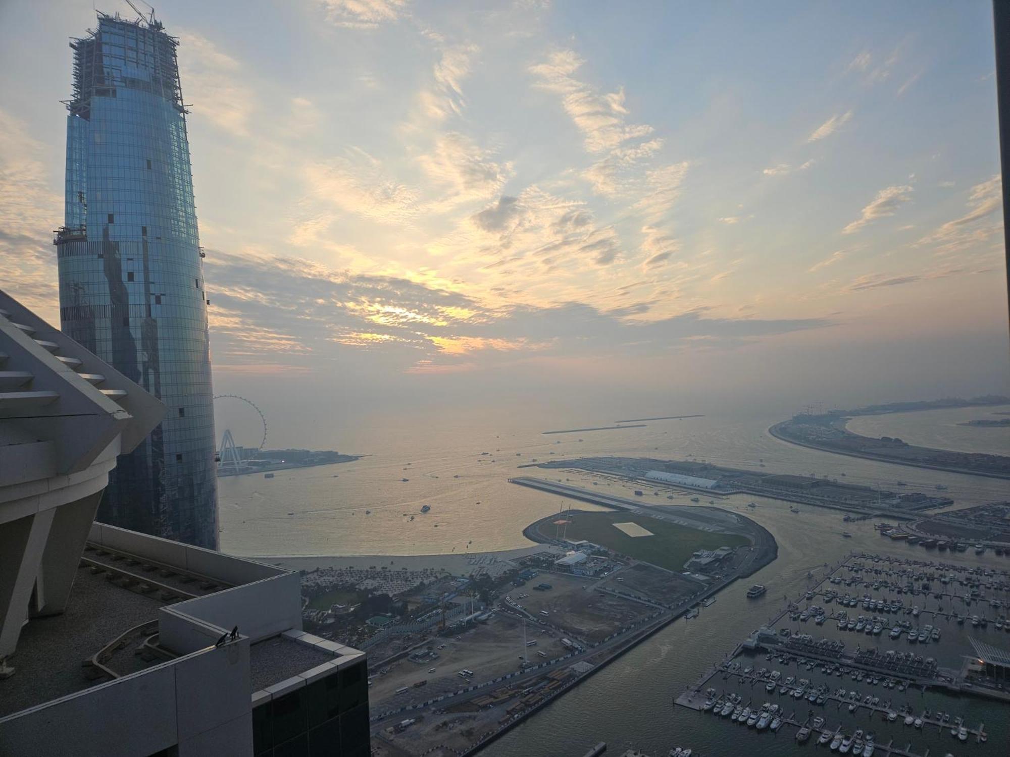 Hospedagem domiciliar Super Host At Highest Residential Tower In The World, Private In A Shared