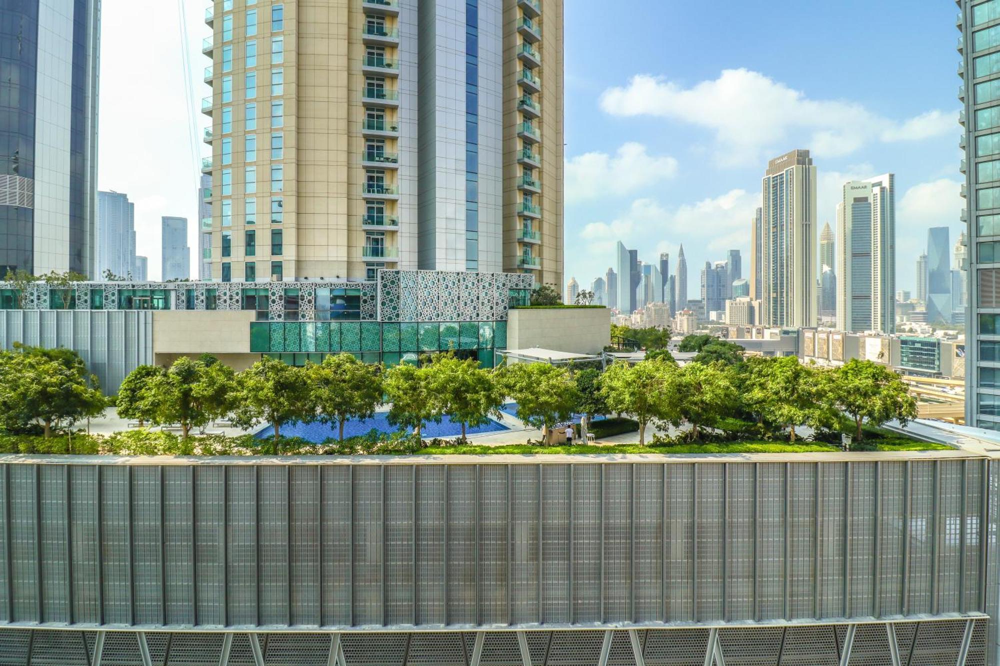 Apartment Three Bedroom Near Mall Street Downtown - Ezytrac *