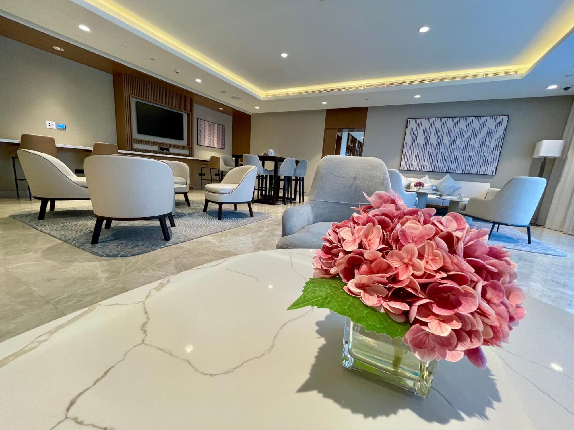 Apartment Luxurious & Spacious 2br L Burj & Fountain Views L Walk To Mall L Pool L Gym